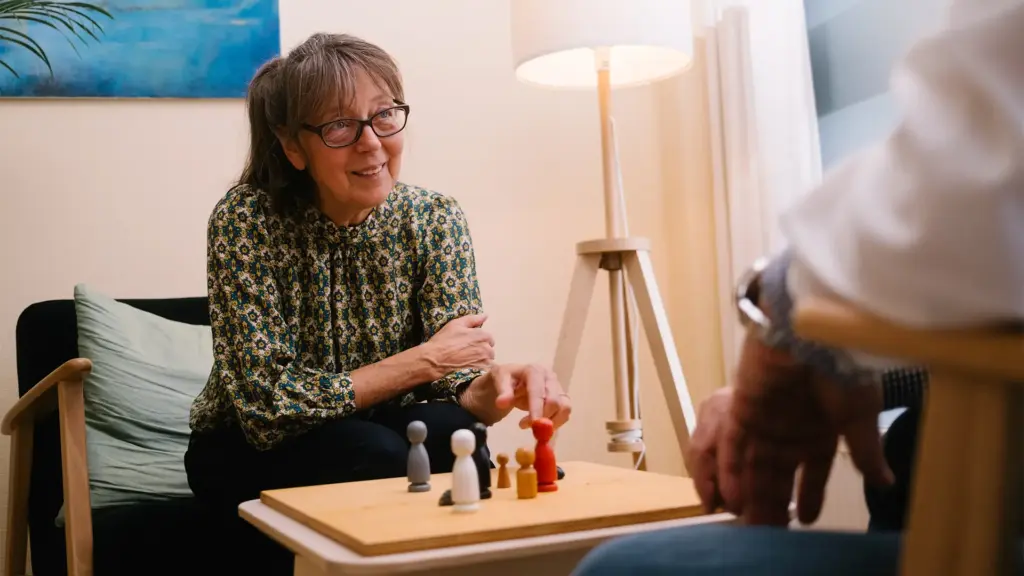 Genia Loch in Beratungssituation mit einem Patienten