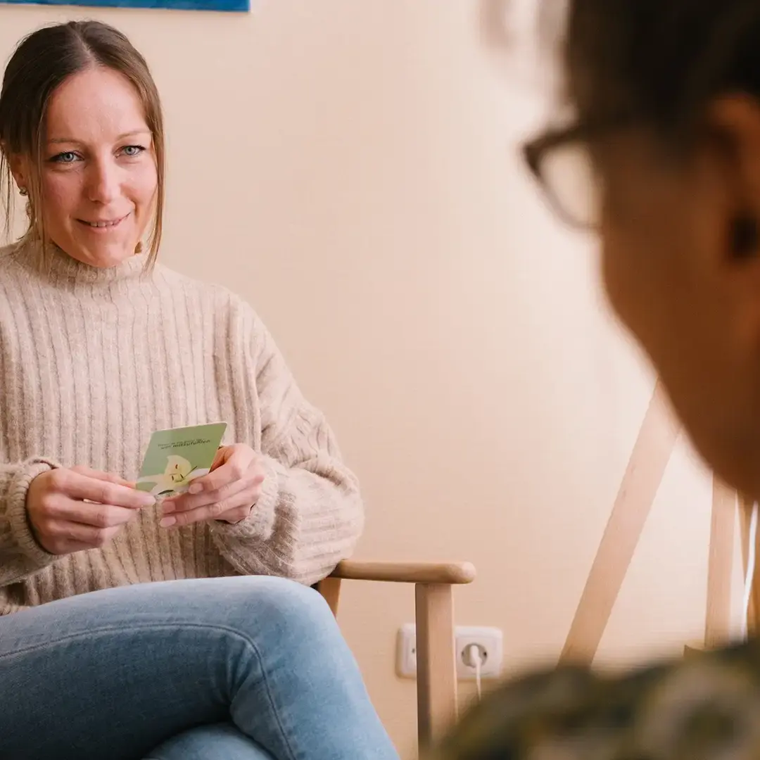 Frau mit Karte in der Hand schaut Genia Loch an