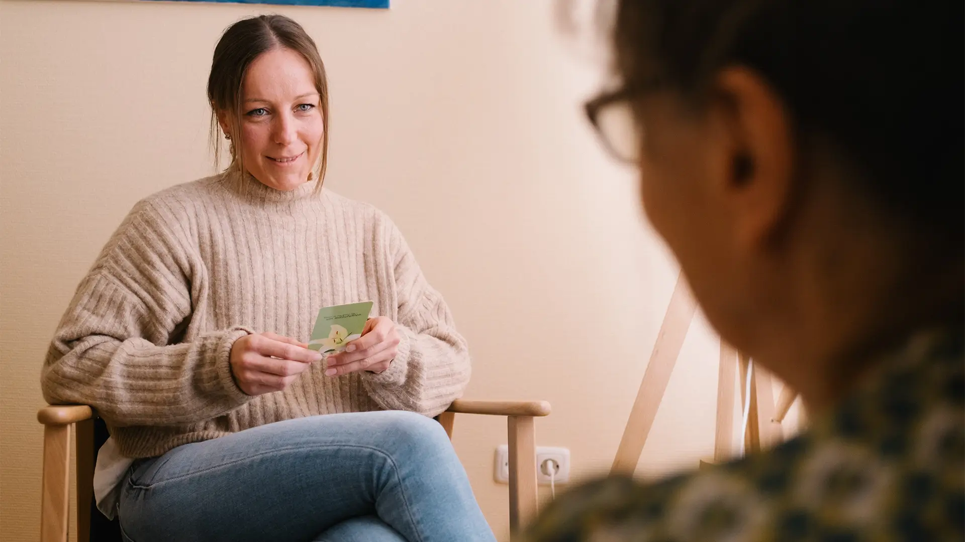Frau mit Karte in der Hand schaut Genia Loch an
