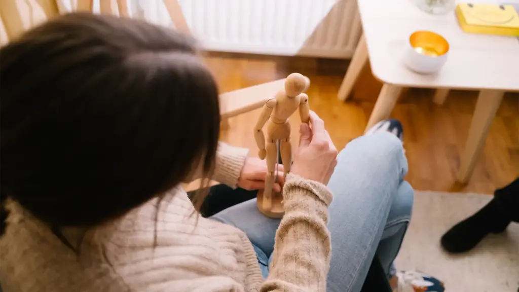 Frau bewegt Holzfigur
